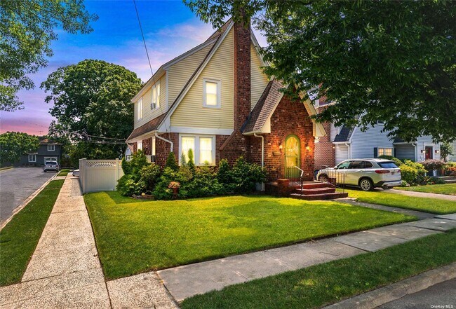 Building Photo - 590 Stowe Ave