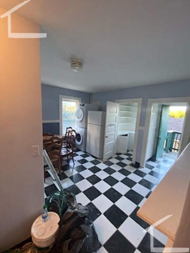 Building Photo - Great Value 3-Bed/1.5 Bath Brighton - Laundry in Unit!