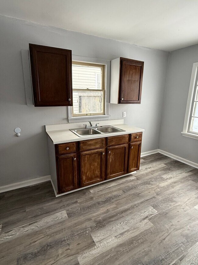 Building Photo - 2bd Single Lee/Harvard Vouchers Only