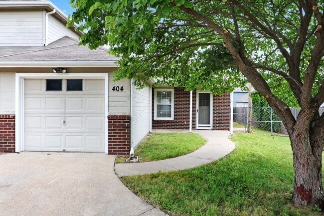 Building Photo - Three Bedroom Duplex with Neutral Color Pa...