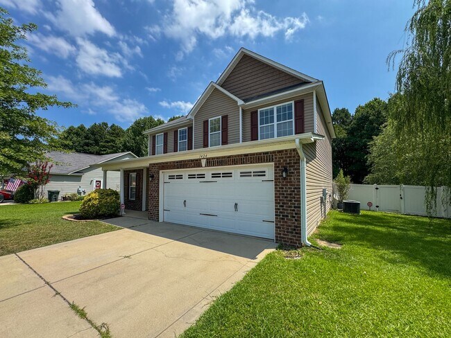 Building Photo - Beautifully Maintained 3 Bed 2.5 Bath West Gate Home