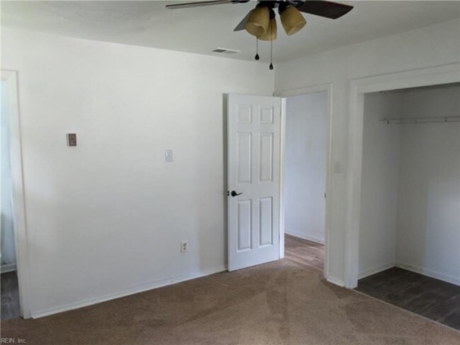 Building Photo - 3200 Camelot Blvd