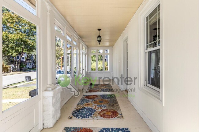 Foto del edificio - Beautiful 4-Bedroom Home with Fenced Yard ...