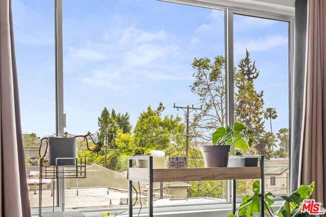 Foto del edificio - 645 Westmount Dr