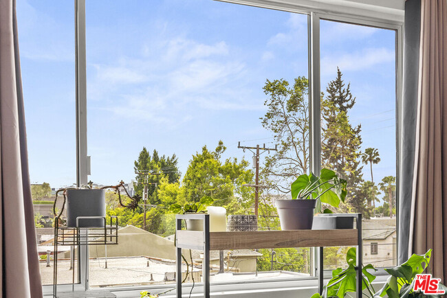Building Photo - 645 Westmount Dr