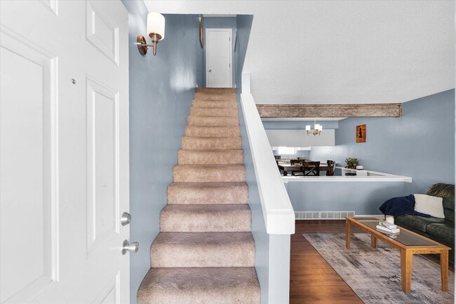 Building Photo - 2 BED / 2 BATH TOWNHOUSE IN DEVONSHIRE WIT...