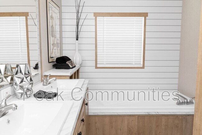Foto del edificio - 7326 Forest Lake Rd