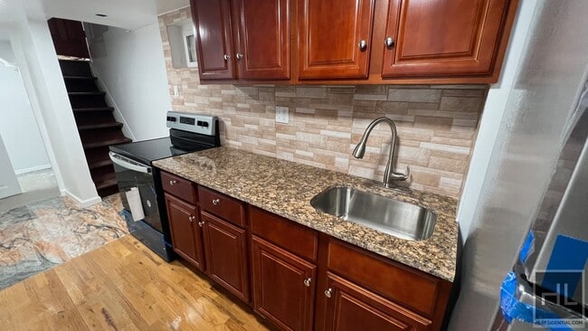 Foto del edificio - NEWLY RENOVATED 2 BEDROOMS BASEMENT EAST 3...