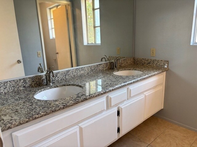 Baño principal con tocador con lavabo doble. - 8724 Edmonton Pl