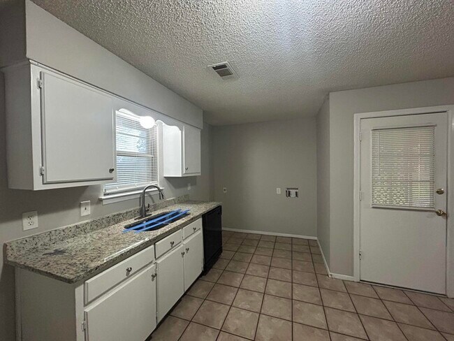 Foto del edificio - Limited Time Special Offer / 3 Bed/1.5 Bath Home with Carport / Pet-Friendly / Coming Soon!