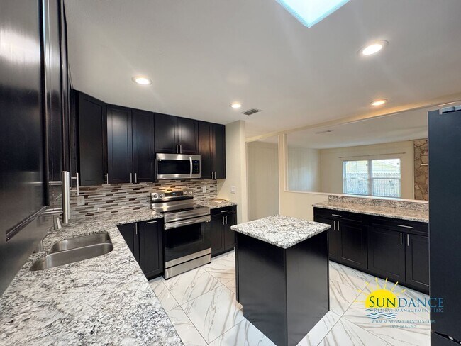Foto del edificio - Spacious 3-Bedroom Home Near Hurlburt & Eg...