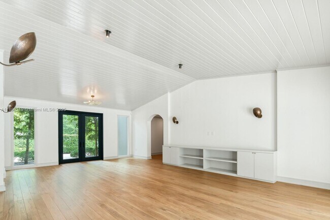 Building Photo - 610 Reinante Ave