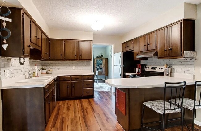 Building Photo - 2127 Skyhawk Dr