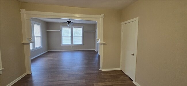 Building Photo - 2109 Bernardo De Galvez Ave