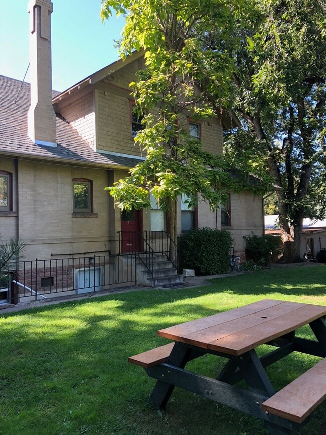Picnic Table for Residents - 1270 3rd Ave