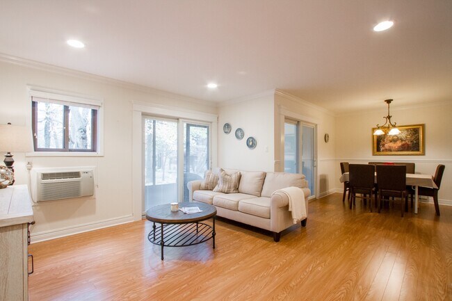 Foto del edificio - 120 Lexington Ct