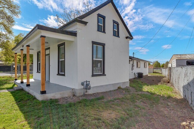 Building Photo - 399 Pacific Dr