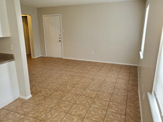 Living area - 513 Tammy Lynn Dr