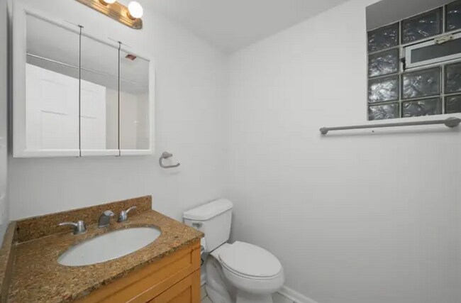 Foto del edificio - 3343 W Warren Blvd