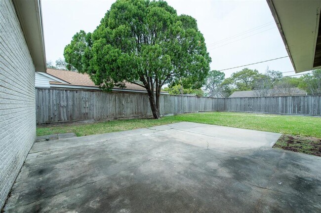 Building Photo - 9614 Meadowcroft Dr