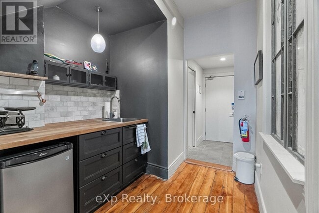 Building Photo - 94 Wellington St