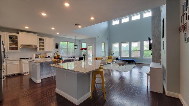 Building Photo - 15824 Cinca Terra Dr
