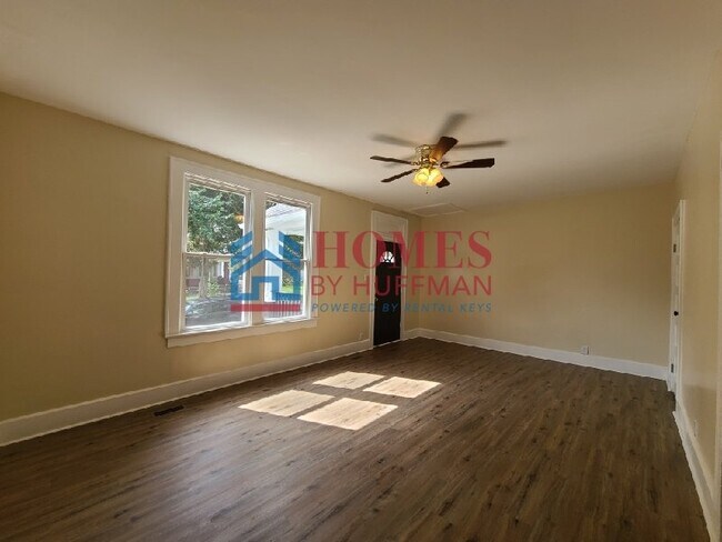 Building Photo - Two Bedroom House | Updated w/ Appliances
