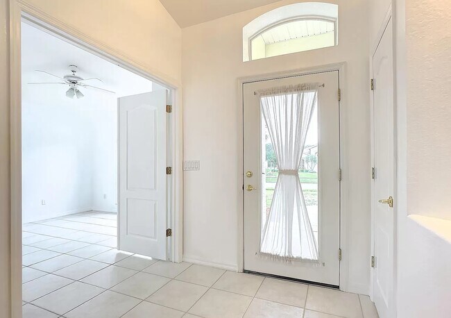Foto del edificio - 1062 Crystal Creek Dr