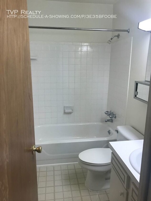 Building Photo - 4747-47B6 Oberlin Ave