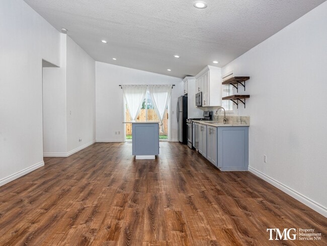 Foto del edificio - Spacious 3 Bedroom House in Desirable East Vancouver with Double Garage!