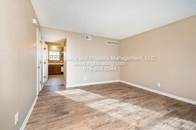 Building Photo - Spacious 2nd floor Townhome Living in the ...
