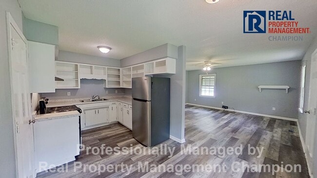 Building Photo - Charming 2 BD/1 BA Bungalow with Fenced Backyard