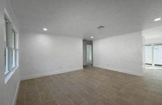 Building Photo - 736 Neil Rd