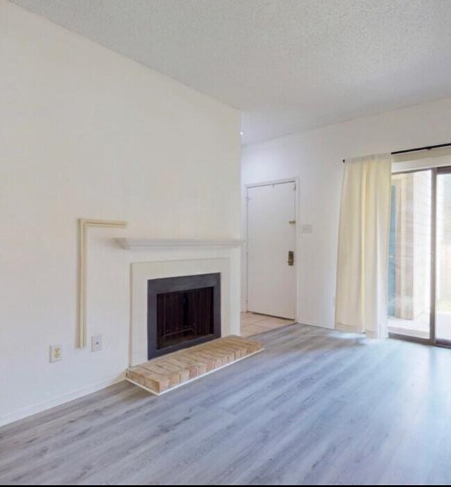 Foto del edificio - 7031 N Holiday Dr