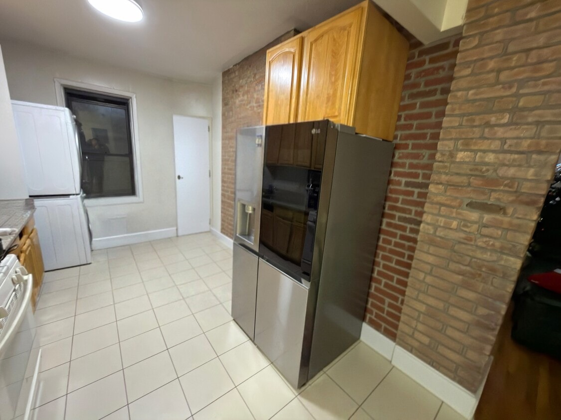 Photo - 2128 Newtown Ave (Astoria, NY)