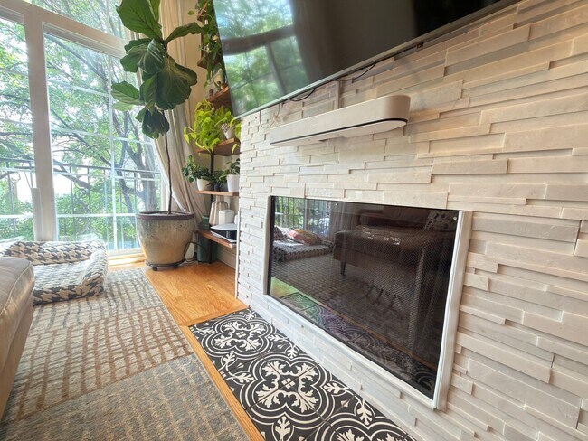 Foto del edificio - Beautifully updated & maintained 2 bed/2 bath Noble Square condo in an intimate 3 unit building.