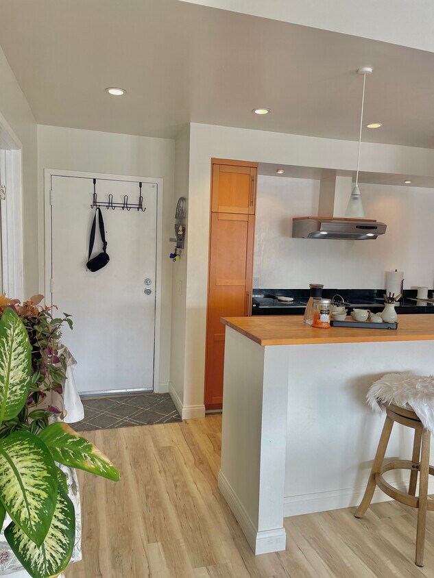 Foto principal - 8022 Linda Vista Rd