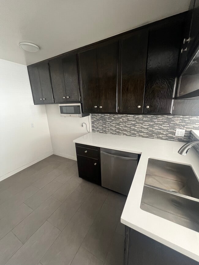 Apt 10 - 1245 N Kings Rd