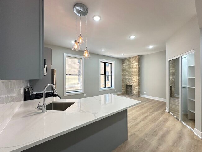 Building Photo - 435 W Belden Ave