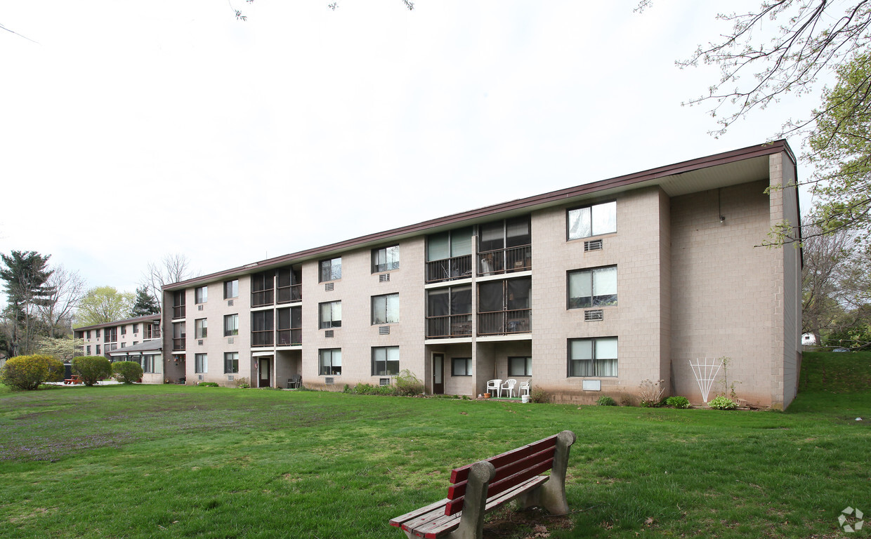 Primary Photo - Pond View Apartments