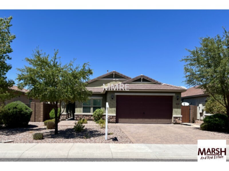 Primary Photo - Very nice 3 bedroom home plus den &amp; co...