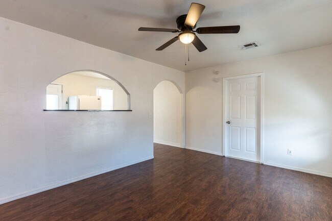 Building Photo - 1621 Thompson Dr