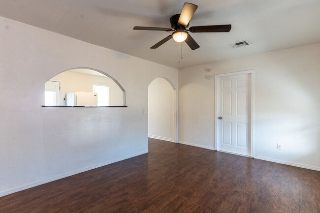 Building Photo - Check out this 2 bedroom home!