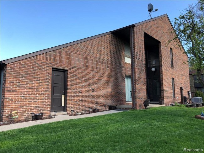 Building Photo - 3019 Lindenwood Dr