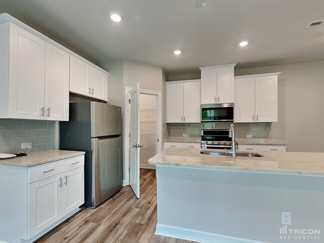 Building Photo - 4013 Woodland View Dr