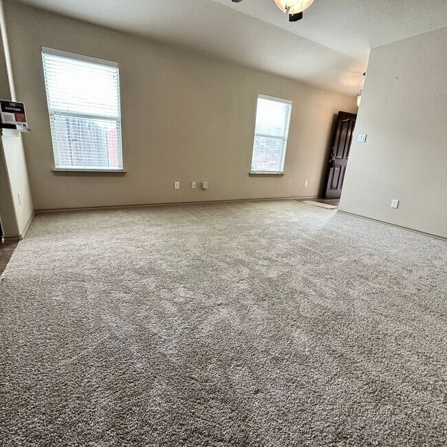 Foto del edificio - Come Quick! This one won't last long! NEW ...
