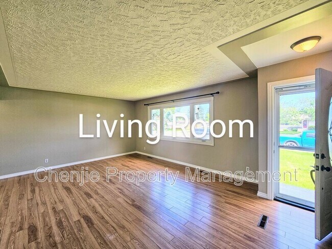 Photo du bâtiment - 8007-128A 128a Ave NW