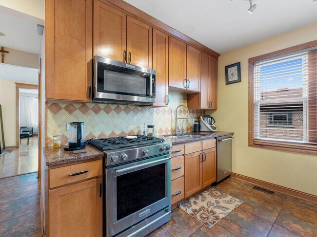 Building Photo - 4337 N Narragansett Ave