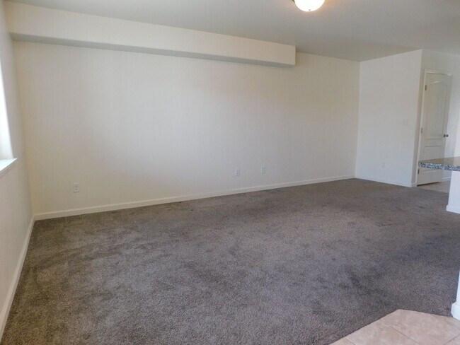 Foto del edificio - Newer Townhome Close to Shopping