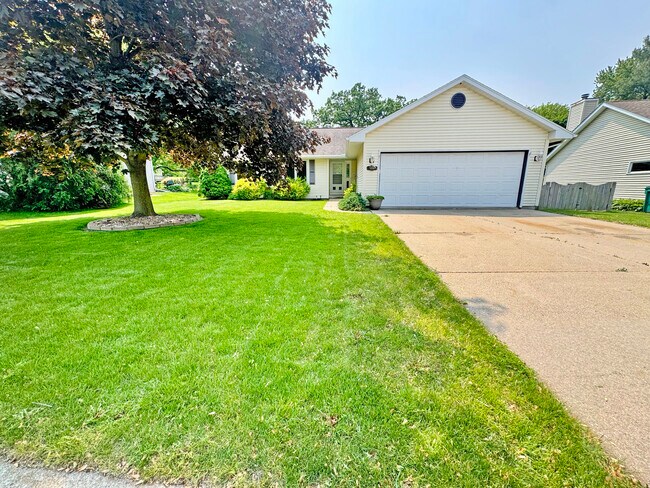 Foto del edificio - 5807 Black Walnut Dr
